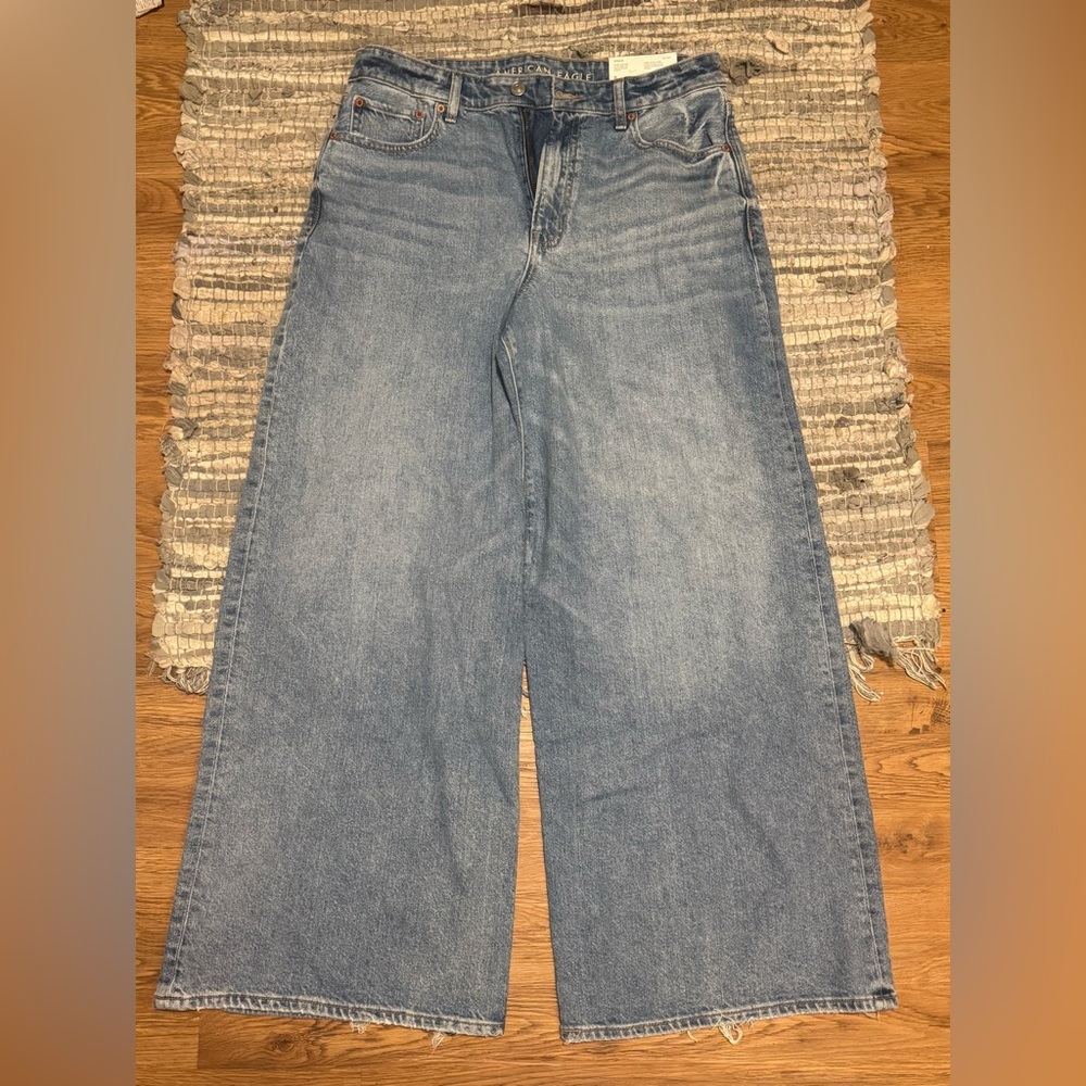 American Eagle High rise Wide leg Strigid Jeans!